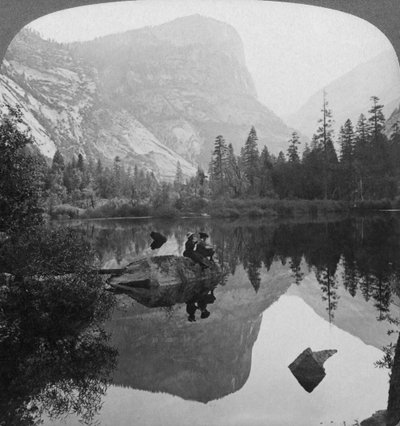 Vista del Lago Espejo, mirando hacia el Monte Watkins, Yosemite, California, EE.UU. de Underwood and Underwood