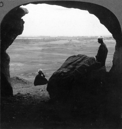 Ciudad amurallada de El Kab, vista desde una puerta de una tumba en los acantilados, Egipto, 1905 de Underwood and Underwood