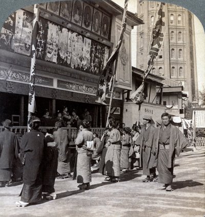 Viendo un espectáculo gratuito en la Calle del Teatro, mirando al norte hacia la Torre Asakusa, Tokio, Japón, 1904 de Underwood and Underwood