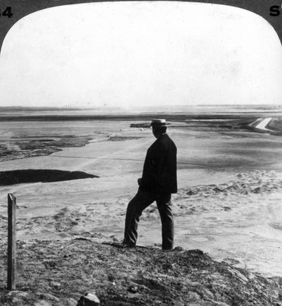 Observando un torbellino de arena desde la cima de la pirámide de Hawara, Egipto de Underwood and Underwood