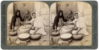 Mujeres moliendo en el molino, Palestina, 1900 de Underwood and Underwood