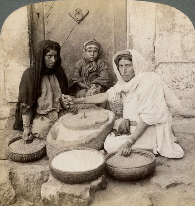 Mujeres moliendo en el molino, Palestina de Underwood and Underwood