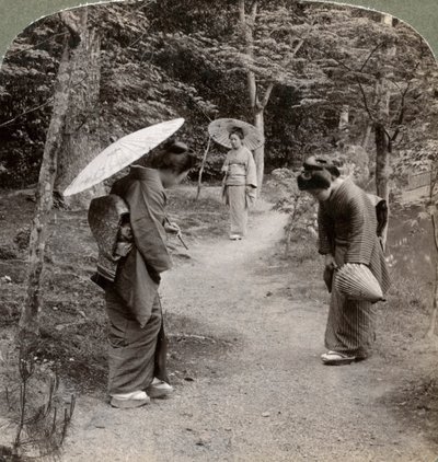Mujeres en el jardín del Templo Kinkaku-ji, Kioto, Japón, 1904 de Underwood and Underwood