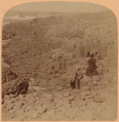 Maravilloso Camino de los Gigantes, Condado de Antrim, Irlanda, 1899 de Underwood and Underwood