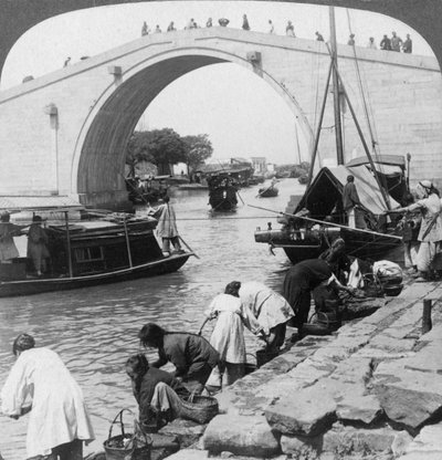 Puente Woo Men y Gran Canal Imperial, Suzhou, China de Underwood and Underwood