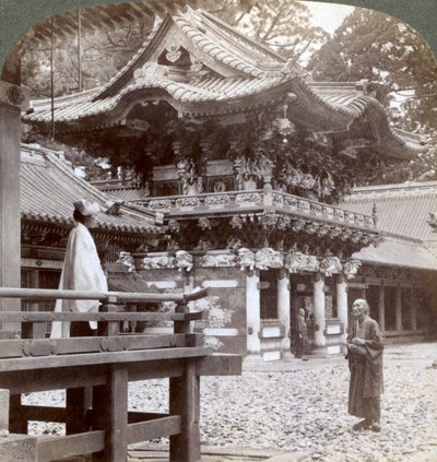 Puerta Yomeimon, Templo Budista de Yakushi, Nikko, Japón, 1904 de Underwood and Underwood