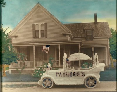Casa con coche decorado delante de Unidentified