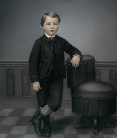 Chico joven con traje negro de Unidentified