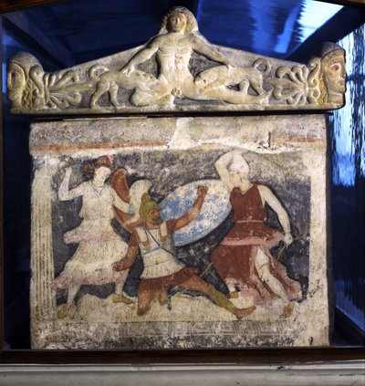 Un Griego luchando contra dos Amazonas del extremo del sarcófago de las Amazonas, con Acteón desgarrado por los perros de Diana en relieve en la tapa, de Tarquinia, siglo IV a.C. de Unknown