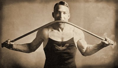 El forzudo californiano Sr. P. A. Linebarger dobla una barra de hierro con los dientes, San Francisco c.1922 de Unknown