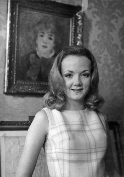 Catherine Hiegel frente al lienzo de Renoir en casa francesa de La Comédie-Française después de firmar su contrato para el papel de sirvienta el 30 de enero de 1969 de Unknown