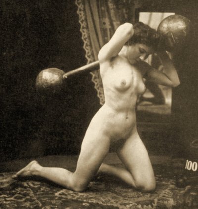 Desnudo femenino ejercitándose con una barra de globo, c.1900 de Unknown