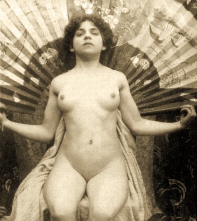 Desnudo femenino posando con un gran abanico, c.1900 de Unknown