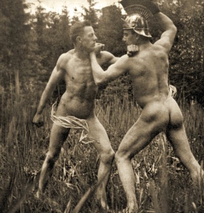 Posición de batalla con un casco romano, c.1910 de Unknown