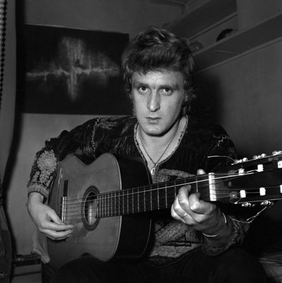 El cantante francés Christophe (Daniel Bevilacqua) pintando una lona en casa, 18 de noviembre de 1969 de Unknown