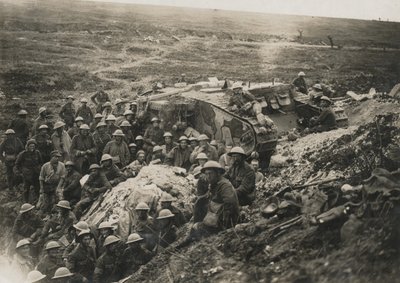 Fotografía oficial tomada en el Frente Occidental, 1641. Uno de nuestros tanques en Flers, 1916 de Unknown