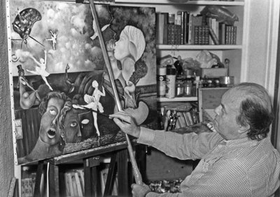 Pierre Velly alias Pierre De Varga en su taller dando un último toque a uno de sus lienzos el 11 de abril de 1986 de Unknown
