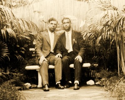 Retrato de una pareja cariñosa en un jardín tropical, c.1930 de Unknown