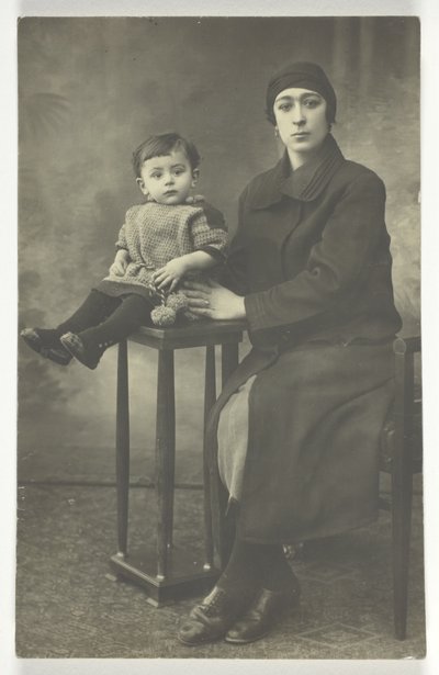 Postal sin título (Mujer con niño en un soporte) de Unknown