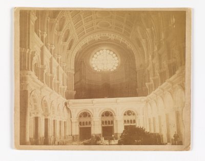 Vista del interior de la Iglesia de San Juan Bautista, Brooklyn, mirando hacia el oeste hacia la ventana de rosa de Unknown