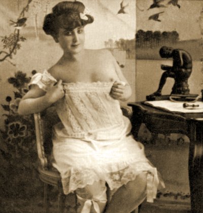 Joven mujer mostrando una camisola de encaje, c.1900 de Unknown