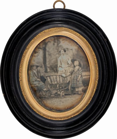 Dos mujeres y tres niños en el jardín de Unknown 19th Century