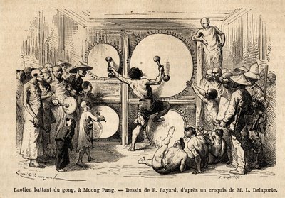 Un laosiano tocando el gong en Muong Phang, arma de varios martillos, y golpeando con golpes dobles en varios instrumentos colocados frente a él; el autor de la historia está representado en la audiencia, llevando su cartón de dibujo bajo el brazo. Grabado de Unknown artist