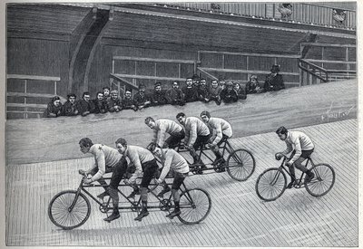 Un ciclista récord con sus entrenadores en trenes tripletes en una pista de bicicletas. Grabado en “La Nature” de Unknown artist