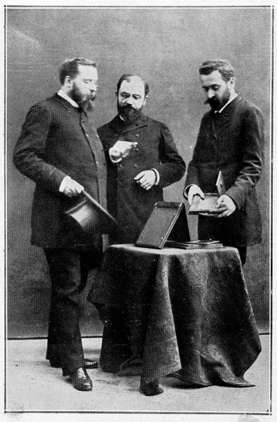 Alphonse Bertillon mostrando clichés antropométricos a dos de los prefectos de policía bajo los que estuvo, 25/03/1888 de Unknown artist
