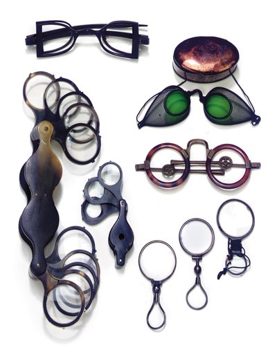 Una colección variada de gafas y lupas de Unknown artist