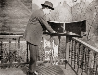 Archibald Montgomery Low con el Audiómetro, de Mentes Maestras de la Ciencia Moderna, publicado en 1930 de Unknown