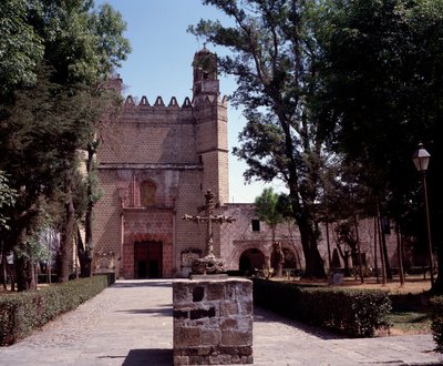 Vista del Convento Agustino (monasterio de San Agustín Acolman) que data de 1571. La cruz fue hecha por artistas indígenas Tequitqui. México. Acolman de Unknown artist