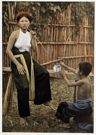 Mujer asiática fumando opio, circa 1898 de Unknown artist