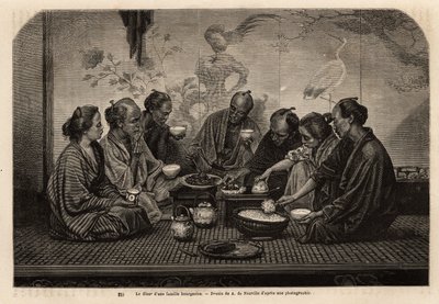 En la cena de una familia burguesa, los hombres se reúnen en un tatami, alrededor de pequeñas mesas de café, comen arroz en un cuenco individual y sirven carne y verduras en un plato común, mientras beben té, dos mujeres sirven el servicio. Grabado para il de Unknown artist