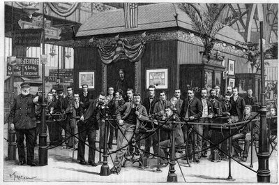 Audiciones de fonógrafos creados por Thomas Edison instalados en la Galerie des Machines en la Exposición Universal de París de 1889. (De una fotografía). Grabado en "La Nature: revue des sciences et de leurs applications aux arts et a l