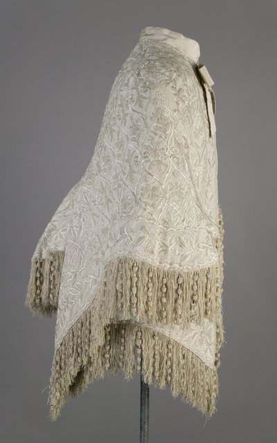 Abrigo de Bertha Palmer, c.1870 (vista lateral), Seda moiré acanalada, flecos y cuentas de cristal de Unknown artist