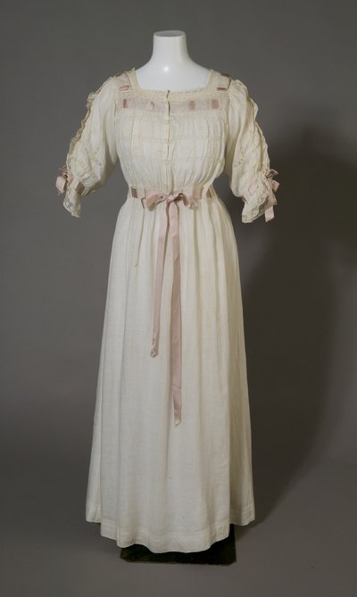 Camisón de Bertha Palmer, c.1880 (vista frontal), Algodón blanco, encaje, bordado y cinta de seda. de Unknown artist