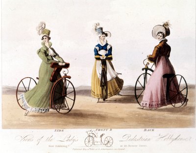 Bicicleta para mujeres vista desde el frente, lado y atrás. Este es el modelo inventado por el Barón von Drais: la Draisiana. Estaba hecha de madera y aún no tenía pedales. Litografía en color de 1819 de Unknown artist