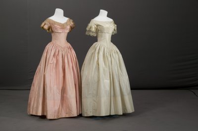 Vestido de dama de honor y vestido de niña de las flores de Unknown artist
