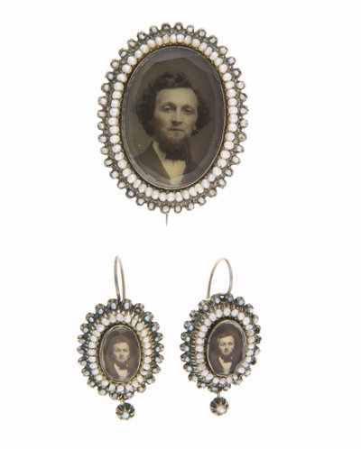 Broche y pendientes a juego, c.1880, Fotografías, perlas, oro, plata, Sin etiqueta de Unknown artist