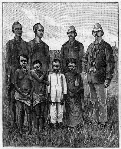 Pigmeos de África Central acompañados por oficiales ingleses y sudaneses. (De una fotografía). Grabado en "La Nature: revue des sciences et de leurs applications aux arts et a l