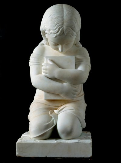 Niño arrodillado sosteniendo un libro en sus brazos Anónimo escultura de mármol del siglo XIX de la colección del Príncipe Odon di Savoia. Dim. 63x30x30 cm Génova, Galleria d
