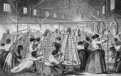 Fábricas de crinolinas: la colocación de aros. de Unknown artist
