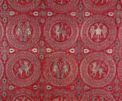 (detalle) Tela de traje eclesiástico en seda púrpura de Chipre representando animales fantásticos (hábito religioso de seda púrpura de Chipre con animales fantásticos) siglo XIII Museo della Cattedrale Anagni, Italia de Unknown artist