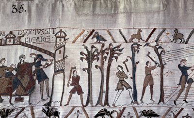El Duque Guillermo ordenó la construcción de barcos, se talaron árboles - Tapiz de Bayeux, conocido como Bordado de la Reina Matilde de Unknown artist