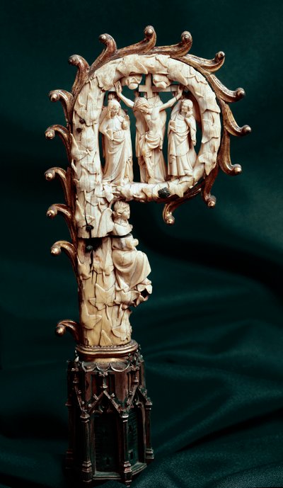 Báculo episcopal en cobre, metal dorado y marfil representando la Crucifixión. Alrededor de 1300. París, Museo Nacional de la Edad Media, termas de Cluny de Unknown artist
