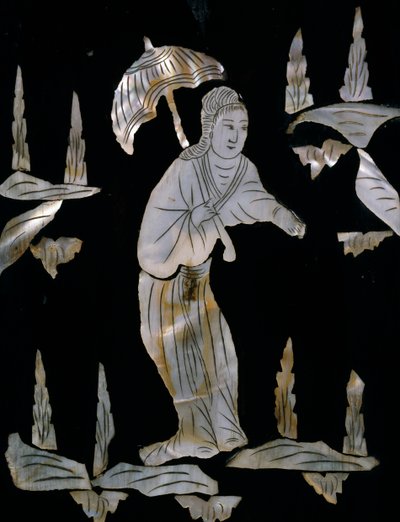 Figura femenina con paraguas, detalle de gabinete incrustado de nácar con decoración de chinoiserie de Unknown artist
