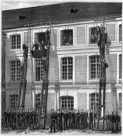 Bomberos a bordo del nuevo elevador de rescate para incendios en experimentos en Rouen en la antigua Escuela Normal. Grabado en “La Nature” de Unknown artist