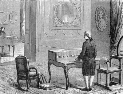 Georges Lesage, inventor del primer telégrafo electrónico frente a un prototipo. 1774. Grabado del siglo XIX. de Unknown artist