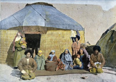 Grupo de Tekes (nómadas rusos) frente a su yurta, finales del siglo XIX de Unknown artist